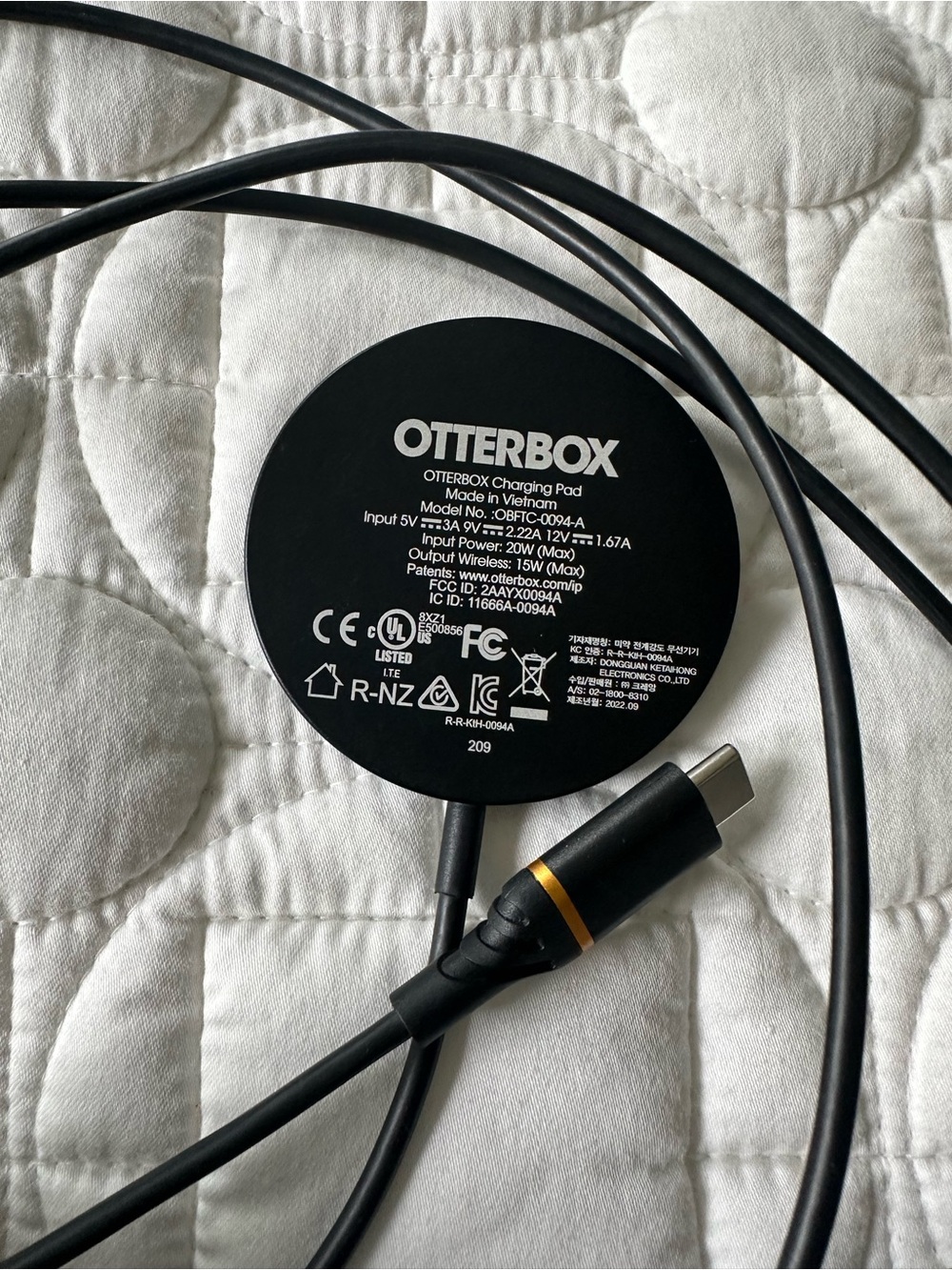OtterBox Black Magnetic Wireless Charging Pad with USB-C Cable - Picture 2 of 2